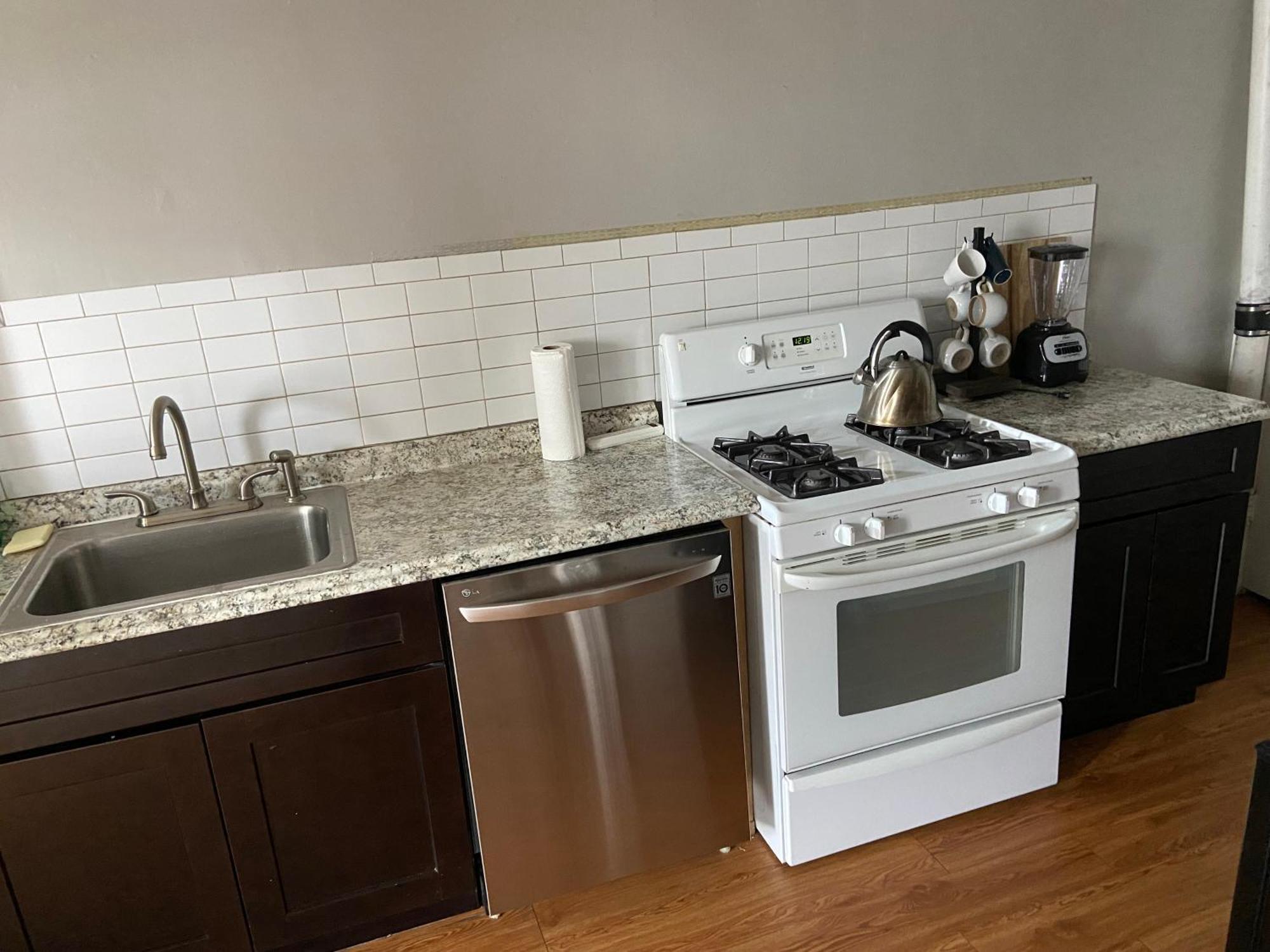 3 Bedroom Th Free Parking Walk 2 Metro Holiday home